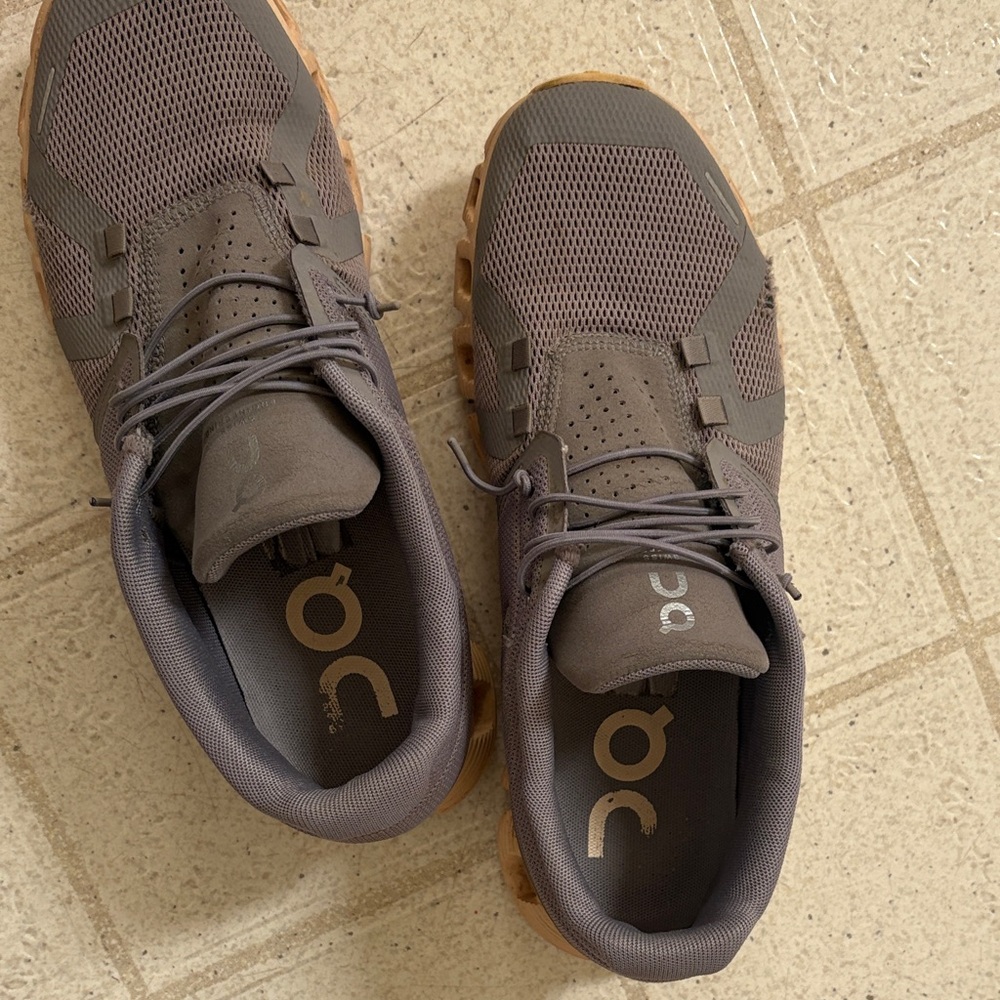 On Running womens Gray Athletic Shoes. 9.0 Guc
